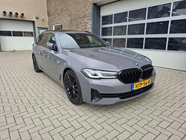 BMW 5-SERIE Touring 520e High Executive 19INCH PANORAMA DAK