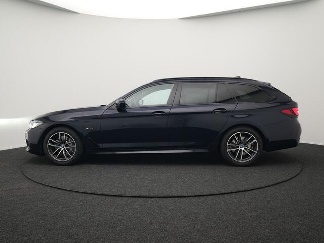 BMW 5-SERIE Touring 530e M Sport Plug In Hybrid 293pk PHEV | Trekhaak af Fabriek | Laser LED | Adaptive Cruise | Head Up | Camera | Keyless | Lederen Sportstoelen | Apple Carplay | Sfeerverlichting |