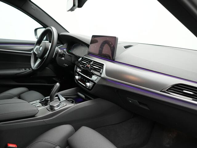 BMW 5-SERIE Touring 530e M Sport Plug In Hybrid 293pk PHEV | Trekhaak af Fabriek | Laser LED | Adaptive Cruise | Head Up | Camera | Keyless | Lederen Sportstoelen | Apple Carplay | Sfeerverlichting |