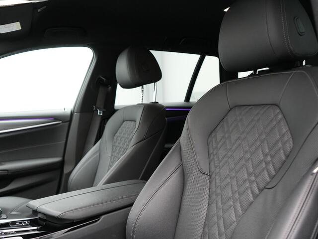 BMW 5-SERIE Touring 530e M Sport Plug In Hybrid 293pk PHEV | Trekhaak af Fabriek | Laser LED | Adaptive Cruise | Head Up | Camera | Keyless | Lederen Sportstoelen | Apple Carplay | Sfeerverlichting |