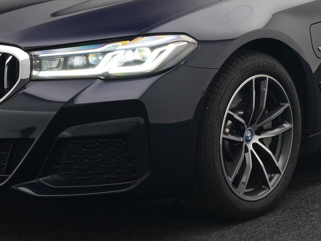 BMW 5-SERIE Touring 530e M Sport Plug In Hybrid 293pk PHEV | Trekhaak af Fabriek | Laser LED | Adaptive Cruise | Head Up | Camera | Keyless | Lederen Sportstoelen | Apple Carplay | Sfeerverlichting |