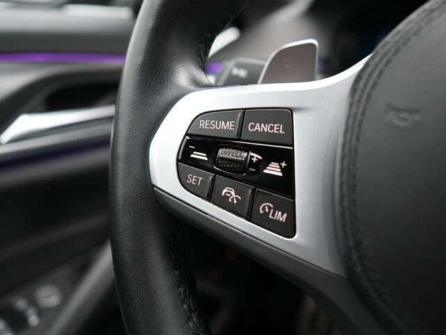BMW 5-SERIE Touring 530e M Sport Plug In Hybrid 293pk PHEV | Trekhaak af Fabriek | Laser LED | Adaptive Cruise | Head Up | Camera | Keyless | Lederen Sportstoelen | Apple Carplay | Sfeerverlichting |