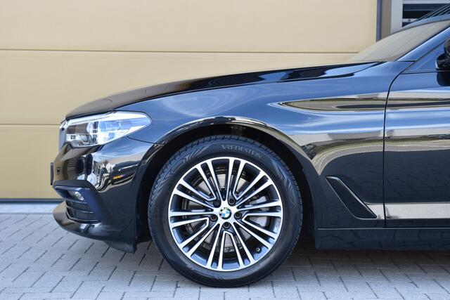 BMW 5-SERIE Touring 520i High Executive * Sport line * Head-up * Elektrische stoelen * Stoelverwarming * LED *