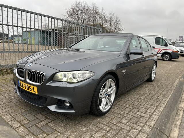 BMW 5-SERIE 520i M Sport Pakket / Dakje / Xenon / Leer