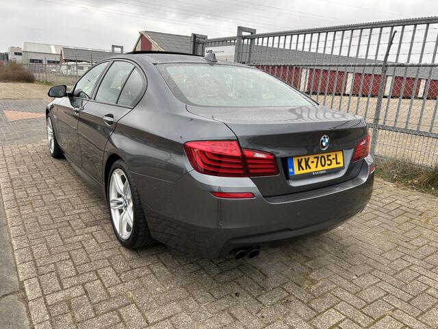 BMW 5-SERIE 520i M Sport Pakket / Dakje / Xenon / Leer