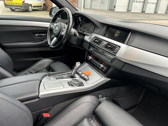 BMW 5-SERIE 520i M Sport Pakket / Dakje / Xenon / Leer