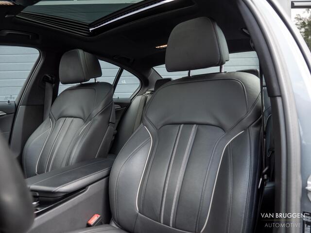BMW 5-SERIE 520i High Executive M-Sport Pano Leer Camera NAP Memory