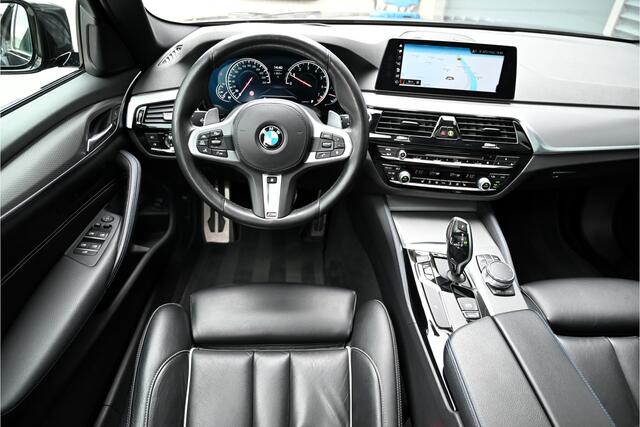 BMW 5-SERIE Touring 530i M-SPORT / PANO / LEDER / MEMORY / HUD / LED / 20" / DEALER ONDERHOUDEN