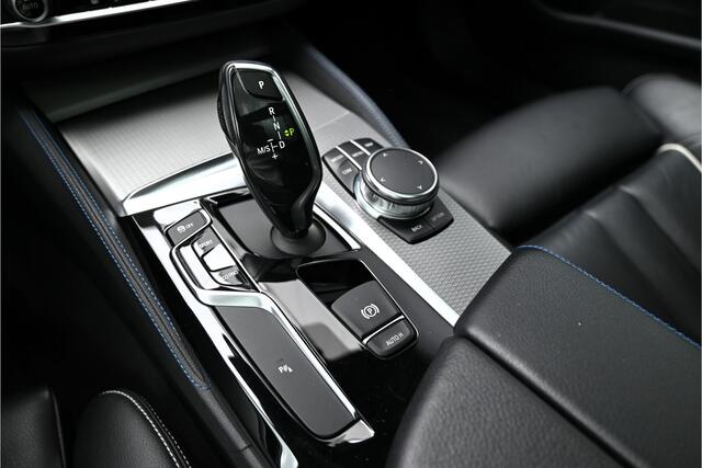 BMW 5-SERIE Touring 530i M-SPORT / PANO / LEDER / MEMORY / HUD / LED / 20" / DEALER ONDERHOUDEN