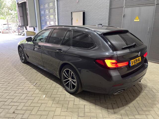 BMW 5-SERIE Touring 530e Business Edition Plus | Panoramadak | Leder | Head-Up | Trekhaak | Stoelverwarming