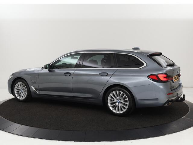 BMW 5-SERIE 520e Business Edition Plus | Adaptive cruise | 360 Camera | Luxury Line | Trekhaak | Laserlight | Leder | Stoelverwarming | Live Cockpit | Navigatie | Keyless