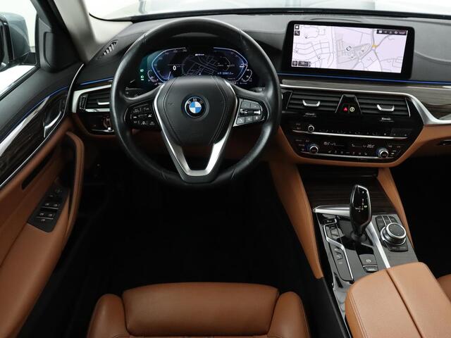 BMW 5-SERIE 520e Business Edition Plus | Adaptive cruise | 360 Camera | Luxury Line | Trekhaak | Laserlight | Leder | Stoelverwarming | Live Cockpit | Navigatie | Keyless