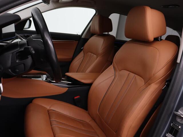 BMW 5-SERIE 520e Business Edition Plus | Adaptive cruise | 360 Camera | Luxury Line | Trekhaak | Laserlight | Leder | Stoelverwarming | Live Cockpit | Navigatie | Keyless