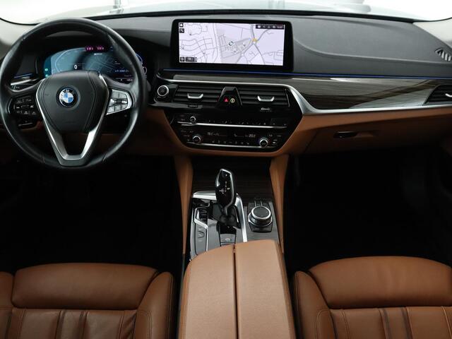 BMW 5-SERIE 520e Business Edition Plus | Adaptive cruise | 360 Camera | Luxury Line | Trekhaak | Laserlight | Leder | Stoelverwarming | Live Cockpit | Navigatie | Keyless