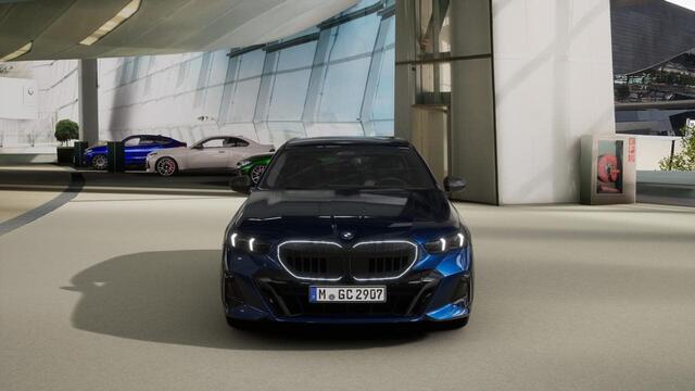 BMW 5-SERIE Touring 530e | Interlagos Blue | M-Sport Pro | 20'' | Comfortstoel. | Park. + Driv. Plus | Stoelvent. | Trekhaak | Harman/Kardon | Comf. Acc. | Getint glas | Head-Up | Stuur + stoelverw. voor/achter