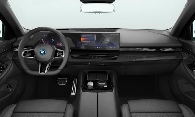 BMW 5-SERIE Touring 530e | Interlagos Blue | M-Sport Pro | 20'' | Comfortstoel. | Park. + Driv. Plus | Stoelvent. | Trekhaak | Harman/Kardon | Comf. Acc. | Getint glas | Head-Up | Stuur + stoelverw. voor/achter