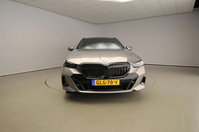 BMW 5-SERIE Touring 530e | M-Sportpakket | LED | Leder | HUD | Schuifdak | Trekhaak | Comfortzetels | DAB | Bowers & Wilkins sound | Alu 20 inch