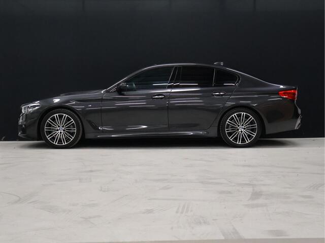 BMW 5-SERIE 520i M Sport [SCHUIFKANTELDAK, SFEERVERLICHTING, CAMERA, PDC V+A, MEMORY SEATS, APPLE CARPLAY, HEAD UP DISPLAY, CRUISE CONTROL, AUTO CLIMATE CONTROL, STOELVERWARMING, NAVIGATIE, NIEUWSTAAT]