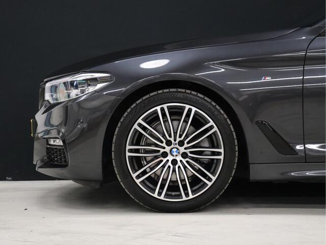 BMW 5-SERIE 520i M Sport [SCHUIFKANTELDAK, SFEERVERLICHTING, CAMERA, PDC V+A, MEMORY SEATS, APPLE CARPLAY, HEAD UP DISPLAY, CRUISE CONTROL, AUTO CLIMATE CONTROL, STOELVERWARMING, NAVIGATIE, NIEUWSTAAT]