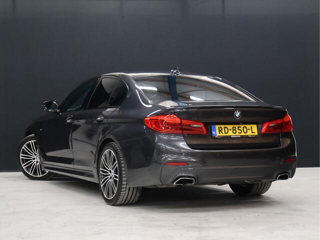 BMW 5-SERIE 520i M Sport [SCHUIFKANTELDAK, SFEERVERLICHTING, CAMERA, PDC V+A, MEMORY SEATS, APPLE CARPLAY, HEAD UP DISPLAY, CRUISE CONTROL, AUTO CLIMATE CONTROL, STOELVERWARMING, NAVIGATIE, NIEUWSTAAT]