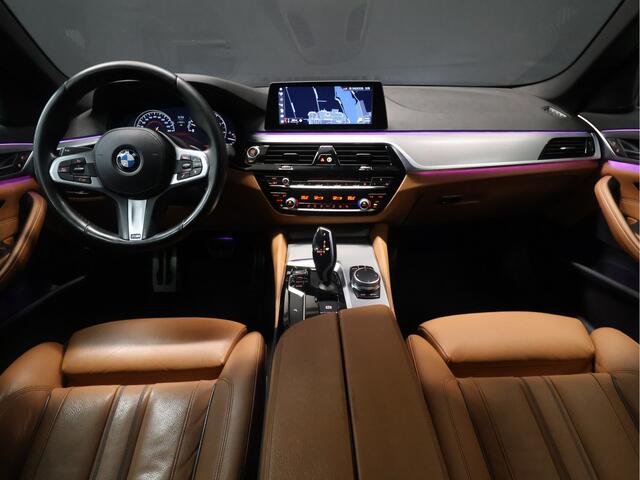 BMW 5-SERIE 520i M Sport [SCHUIFKANTELDAK, SFEERVERLICHTING, CAMERA, PDC V+A, MEMORY SEATS, APPLE CARPLAY, HEAD UP DISPLAY, CRUISE CONTROL, AUTO CLIMATE CONTROL, STOELVERWARMING, NAVIGATIE, NIEUWSTAAT]
