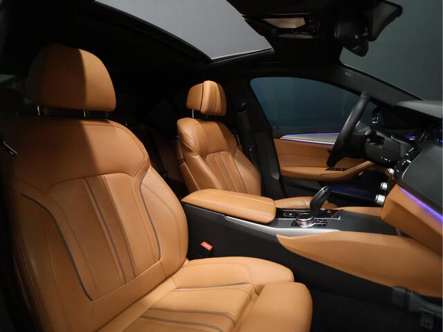 BMW 5-SERIE 520i M Sport [SCHUIFKANTELDAK, SFEERVERLICHTING, CAMERA, PDC V+A, MEMORY SEATS, APPLE CARPLAY, HEAD UP DISPLAY, CRUISE CONTROL, AUTO CLIMATE CONTROL, STOELVERWARMING, NAVIGATIE, NIEUWSTAAT]