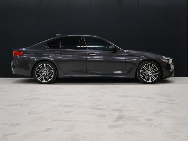 BMW 5-SERIE 520i M Sport [SCHUIFKANTELDAK, SFEERVERLICHTING, CAMERA, PDC V+A, MEMORY SEATS, APPLE CARPLAY, HEAD UP DISPLAY, CRUISE CONTROL, AUTO CLIMATE CONTROL, STOELVERWARMING, NAVIGATIE, NIEUWSTAAT]