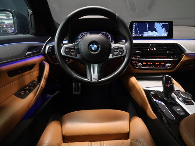 BMW 5-SERIE 520i M Sport [SCHUIFKANTELDAK, SFEERVERLICHTING, CAMERA, PDC V+A, MEMORY SEATS, APPLE CARPLAY, HEAD UP DISPLAY, CRUISE CONTROL, AUTO CLIMATE CONTROL, STOELVERWARMING, NAVIGATIE, NIEUWSTAAT]