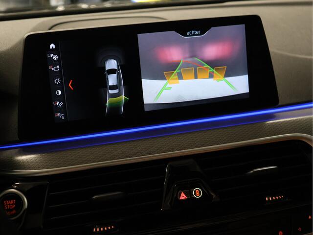 BMW 5-SERIE 520i M Sport [SCHUIFKANTELDAK, SFEERVERLICHTING, CAMERA, PDC V+A, MEMORY SEATS, APPLE CARPLAY, HEAD UP DISPLAY, CRUISE CONTROL, AUTO CLIMATE CONTROL, STOELVERWARMING, NAVIGATIE, NIEUWSTAAT]