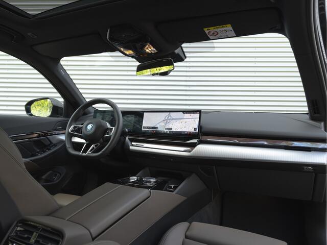 BMW 5-SERIE 550e xDrive - M-Sport Pro - Pano - Onderstel Prof - Trekhaak - Stoelventilatie