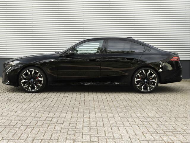 BMW 5-SERIE 550e xDrive - M-Sport Pro - Pano - Onderstel Prof - Trekhaak - Stoelventilatie
