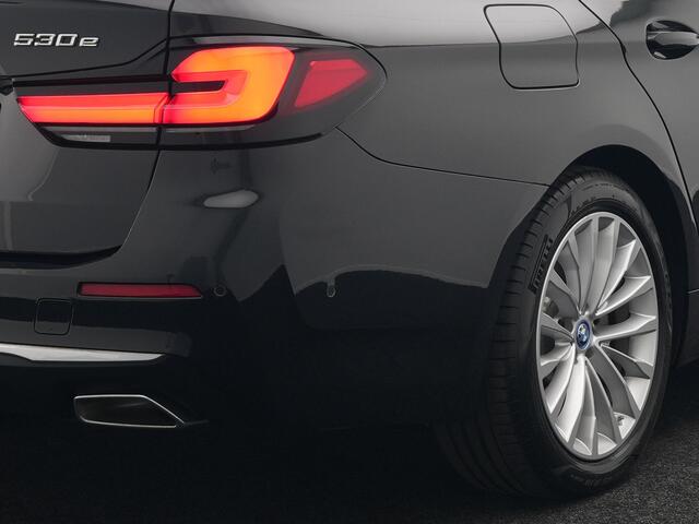 BMW 5-SERIE Touring 530e Luxury Line Plug In Hybrid 294pk Dealer O.H PHEV | Trekhaak Af Fabriek | Panodak | Camera | Lederen Sportstoelen Memory & Verwarmd | Apple Carplay | Cruise Control | Navigatie | Virtual | DAB |