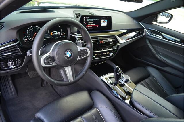 BMW 5-SERIE 530i High Executive Sportline | Schuif/-kantel dak | Leer | Elektr trekhaak | Keyless | Carplay | a.Camera | 19'' LMV | Shadowline | Stoelverwarming