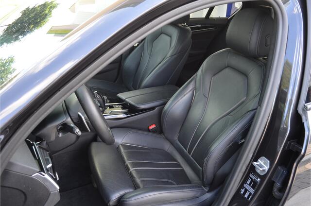 BMW 5-SERIE 530i High Executive Sportline | Schuif/-kantel dak | Leer | Elektr trekhaak | Keyless | Carplay | a.Camera | 19'' LMV | Shadowline | Stoelverwarming