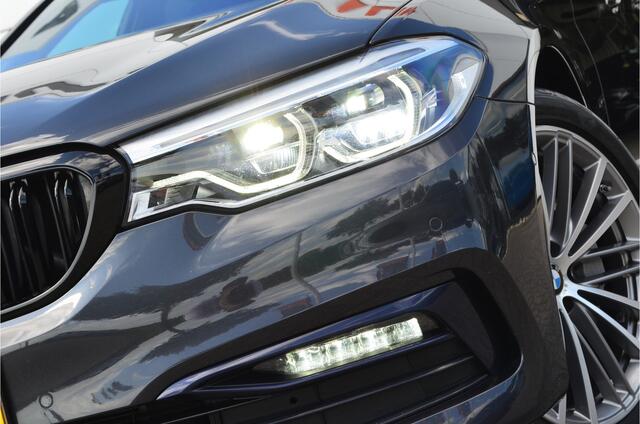 BMW 5-SERIE 530i High Executive Sportline | Schuif/-kantel dak | Leer | Elektr trekhaak | Keyless | Carplay | a.Camera | 19'' LMV | Shadowline | Stoelverwarming