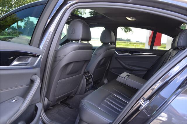 BMW 5-SERIE 530i High Executive Sportline | Schuif/-kantel dak | Leer | Elektr trekhaak | Keyless | Carplay | a.Camera | 19'' LMV | Shadowline | Stoelverwarming
