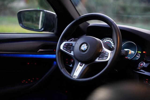 BMW 5-SERIE Touring 530i | M-Sport | Pano | Trekhaak