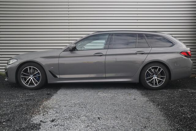 BMW 5-SERIE Touring 530i High Executive M-Sport Bernina Grau / Pano / Camera / Laser