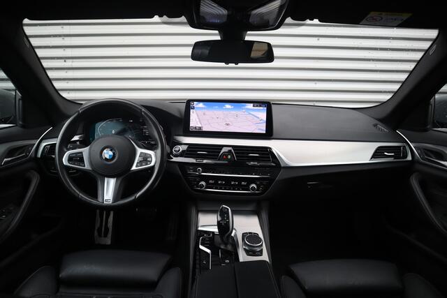 BMW 5-SERIE Touring 530i High Executive M-Sport Bernina Grau / Pano / Camera / Laser