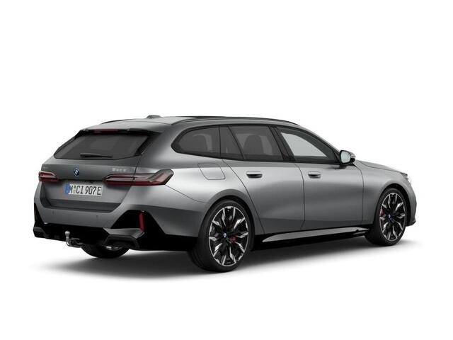 BMW 5-SERIE Touring 550e xDrive | M Sportpakket Pro | Innovation Pack | Iconic Glow | Panoramadak | Trekhaak | Travel Pack