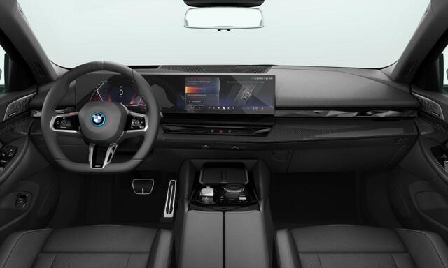 BMW 5-SERIE Touring 550e xDrive | M Sportpakket Pro | Innovation Pack | Iconic Glow | Panoramadak | Trekhaak | Travel Pack