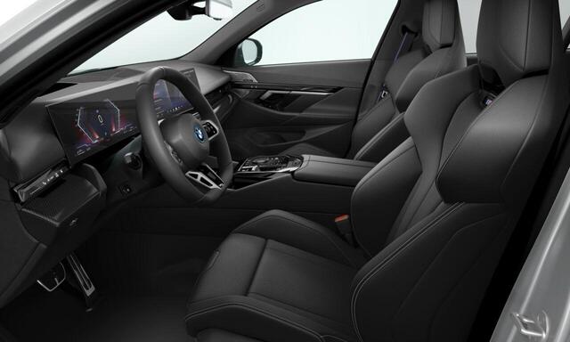BMW 5-SERIE Touring 550e xDrive | M Sportpakket Pro | Innovation Pack | Iconic Glow | Panoramadak | Trekhaak | Travel Pack
