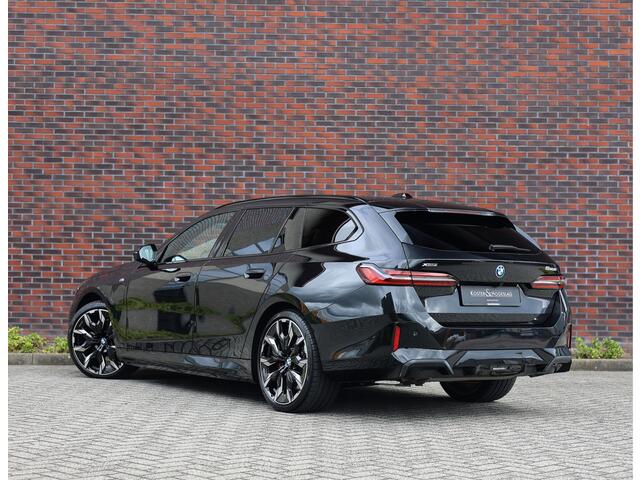 BMW 5-SERIE Touring 550e xDrive | Pano - Trekhaak - HUD - B&W