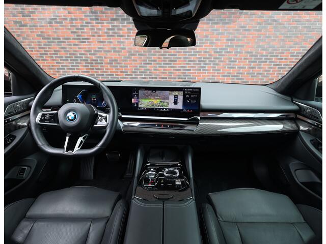 BMW 5-SERIE Touring 550e xDrive | Pano - Trekhaak - HUD - B&W