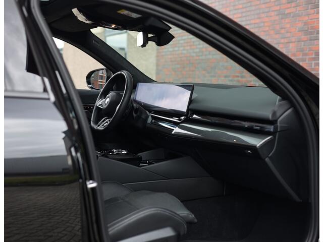 BMW 5-SERIE Touring 550e xDrive | Pano - Trekhaak - HUD - B&W