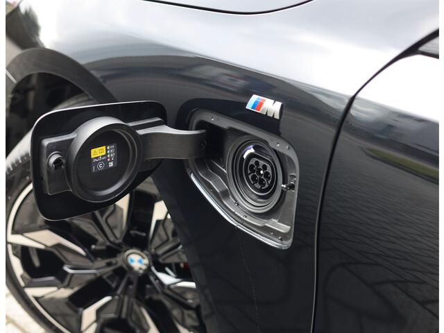 BMW 5-SERIE Touring 550e xDrive | Pano - Trekhaak - HUD - B&W