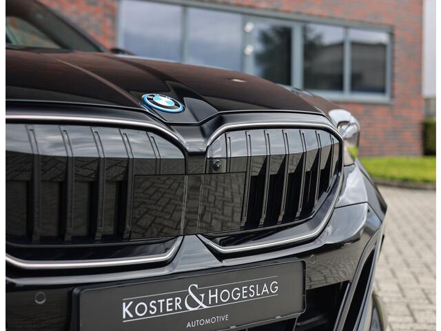 BMW 5-SERIE Touring 550e xDrive | Pano - Trekhaak - HUD - B&W