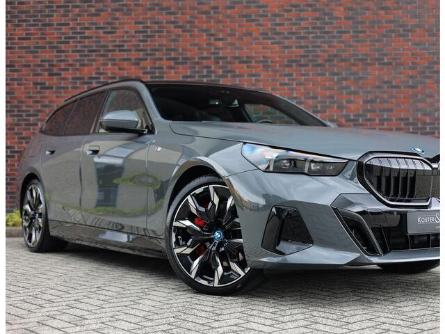 BMW 5-SERIE Touring 550e xDrive | Grigio Telesto - Pano - Trekhaak - B&W