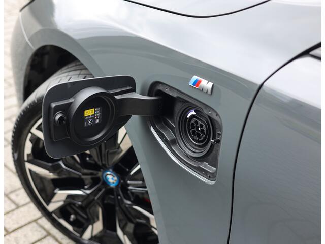 BMW 5-SERIE Touring 550e xDrive | Grigio Telesto - Pano - Trekhaak - B&W