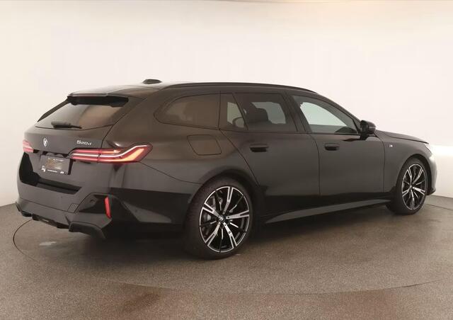 BMW 5-SERIE Touring 520dA M-SPORT ** LED, NAVi+, HuD, PANORAMA, 20-inch LMV, DRIV. ASS+ ** 1e EIG - Ex BMW AG - UNFALLFREI ** ** INFORMEER OOK NAAR ONZE AANTREKKELIJKE FINANCIAL-LEASE TARIEVEN **